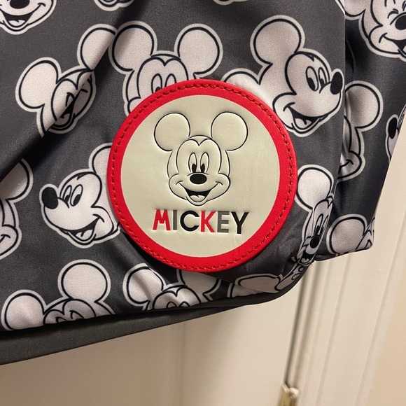 Disney Mickey Toss Print Satchel Wet Pack Changing Pad
Pacifier& Bottle Holder - Picture 4 of 16